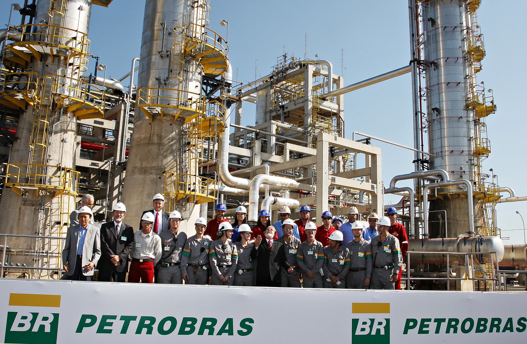 Lula com trabalhadores da Petrobras em Paulínia. Fotografia de agenda pública; a presença das pessoas na imagem não atribui responsabilidade por irregularidades.