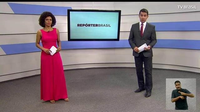 Apresentadores no estúdio do Repórter Brasil, na prévia publicada pela emissora para a reportagem sobre o interrogatório, em novembro de 2018.