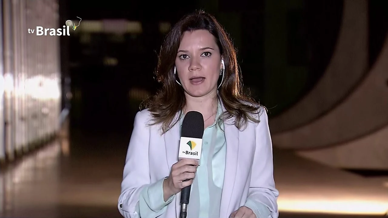 Repórter da TV Brasil na prévia oficial da notícia sobre acesso de Lula a entrevistas, publicada em abril de 2019.